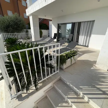 Leonardo Apartment