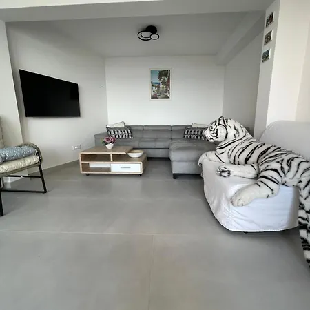 Leonardo Apartment