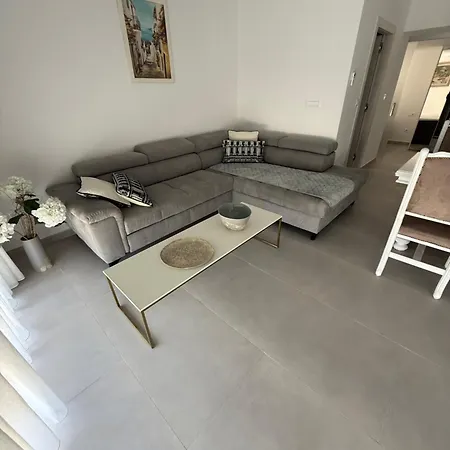 Leonardo Apartment *